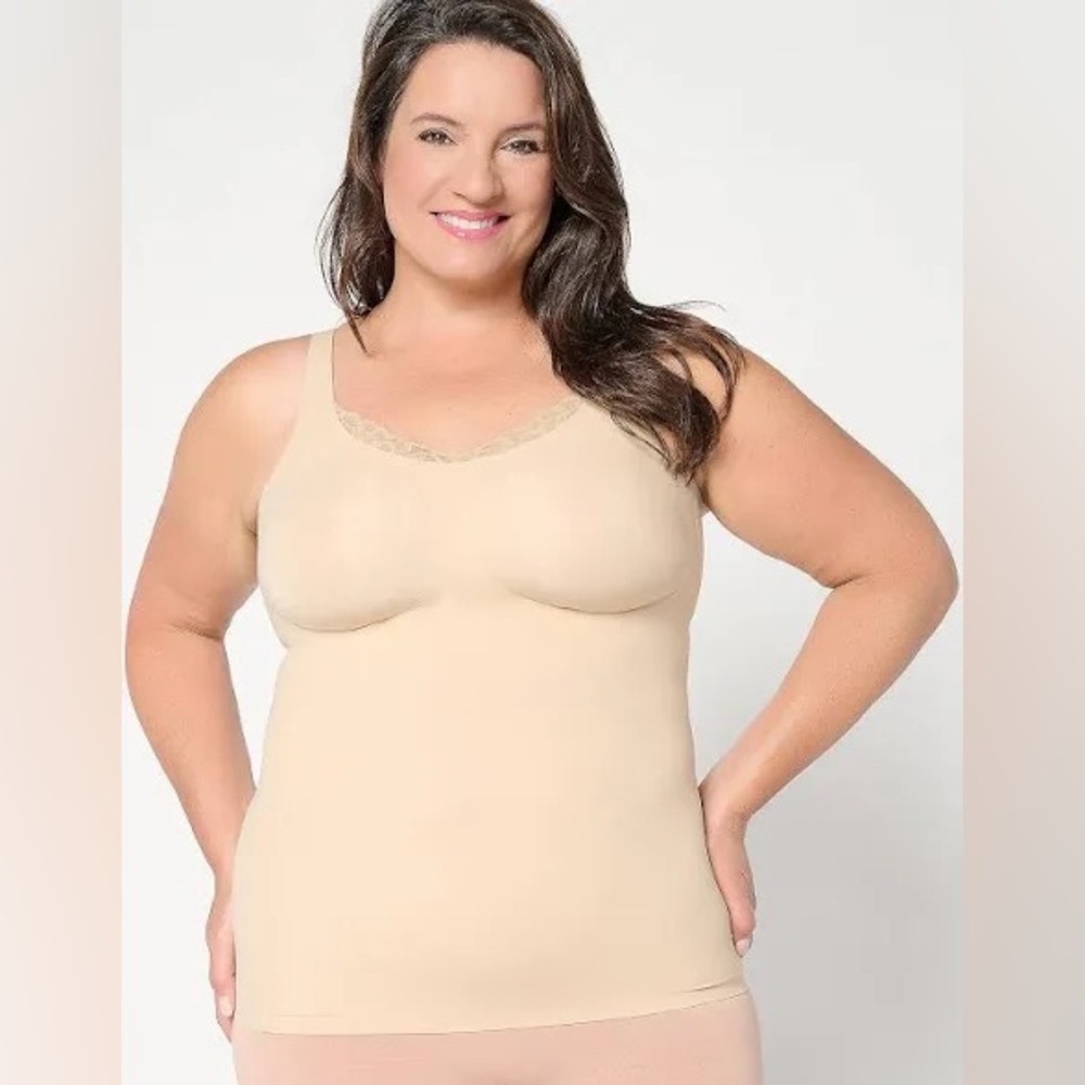NWT Evelyn & Bobbie Lace Trimmed V-Neck Seamless Bra Cami